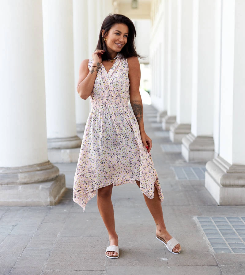 Różowa sukienka w kwiaty