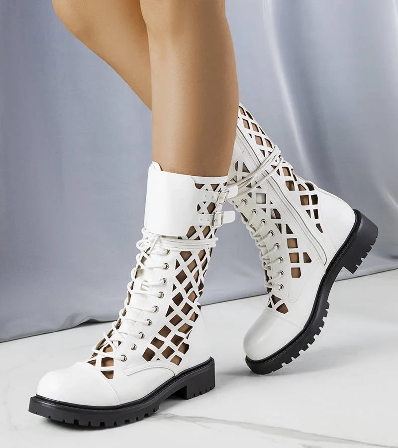 Białe ażurowe botki