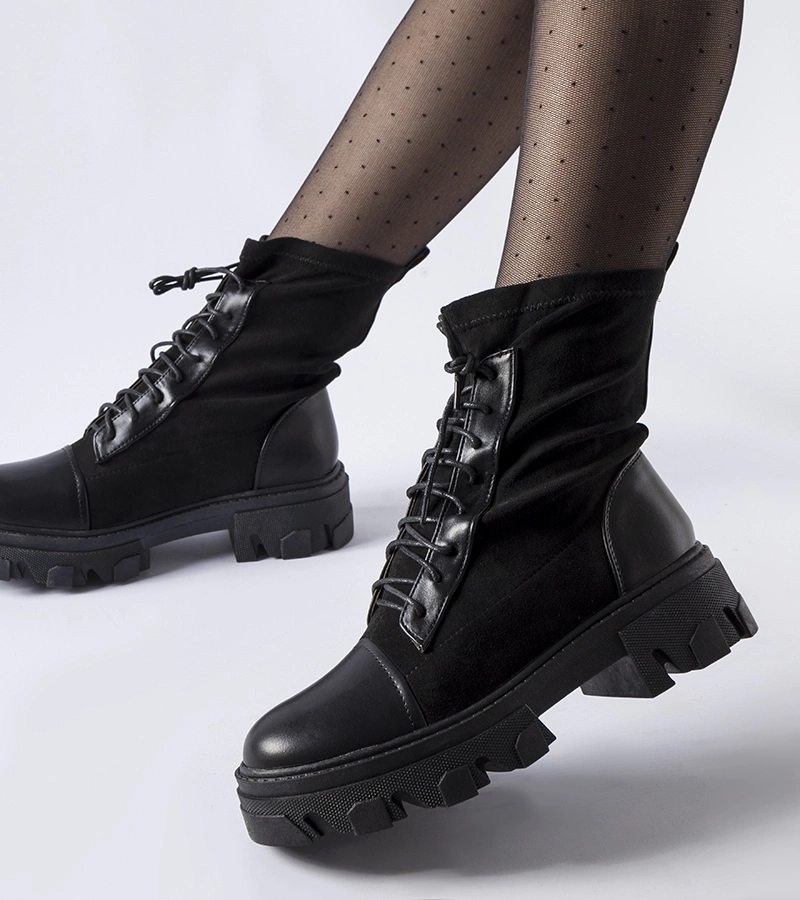 Czarne wsuwane workery z wiązaniem