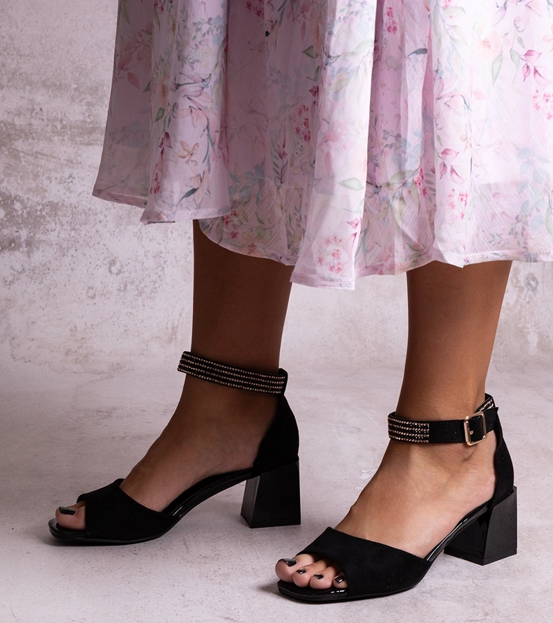 Czarne sandały na lakierowanym słupku
