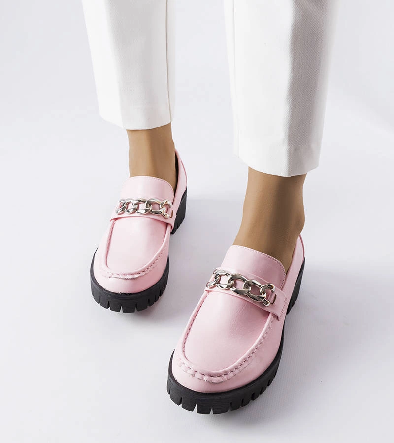 Różowe masywne mokasyny zdobione łańcuchem