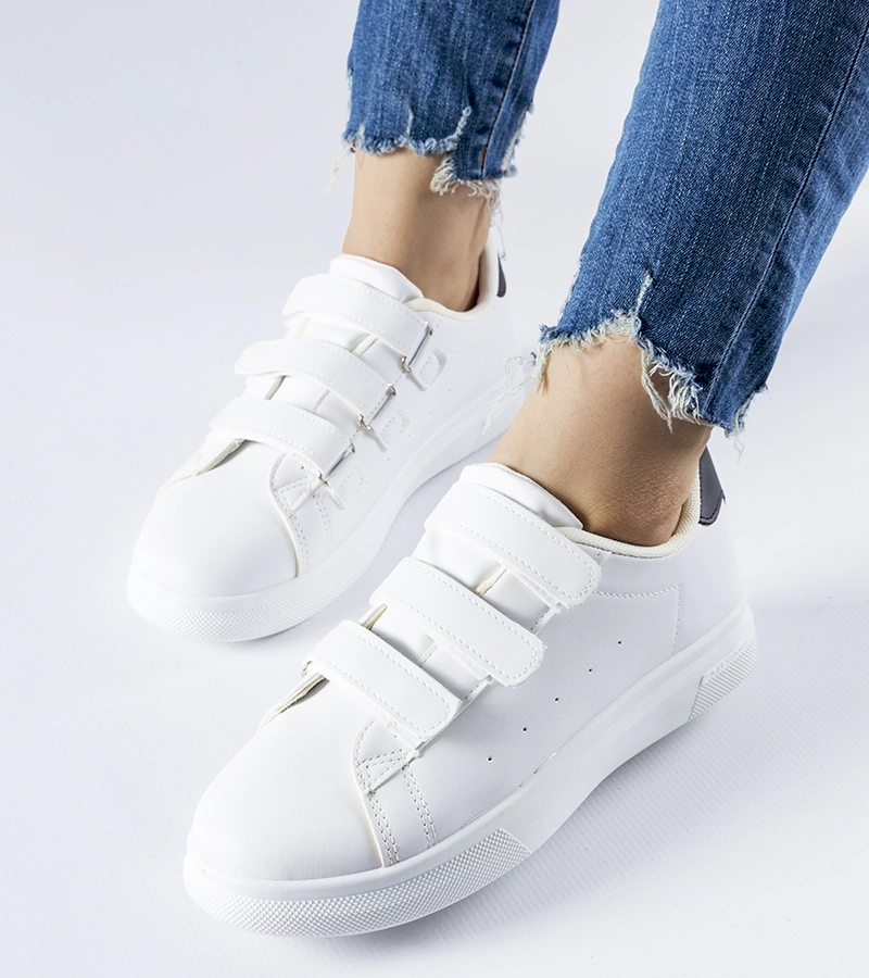 Białe sneakersy zapinane na rzepy
