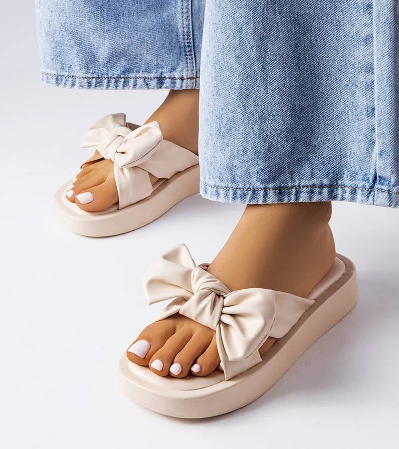 Beżowe klapki na platformie ozdobione kokardką