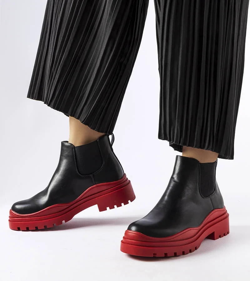 Czarne botki z czerwoną podeszwą