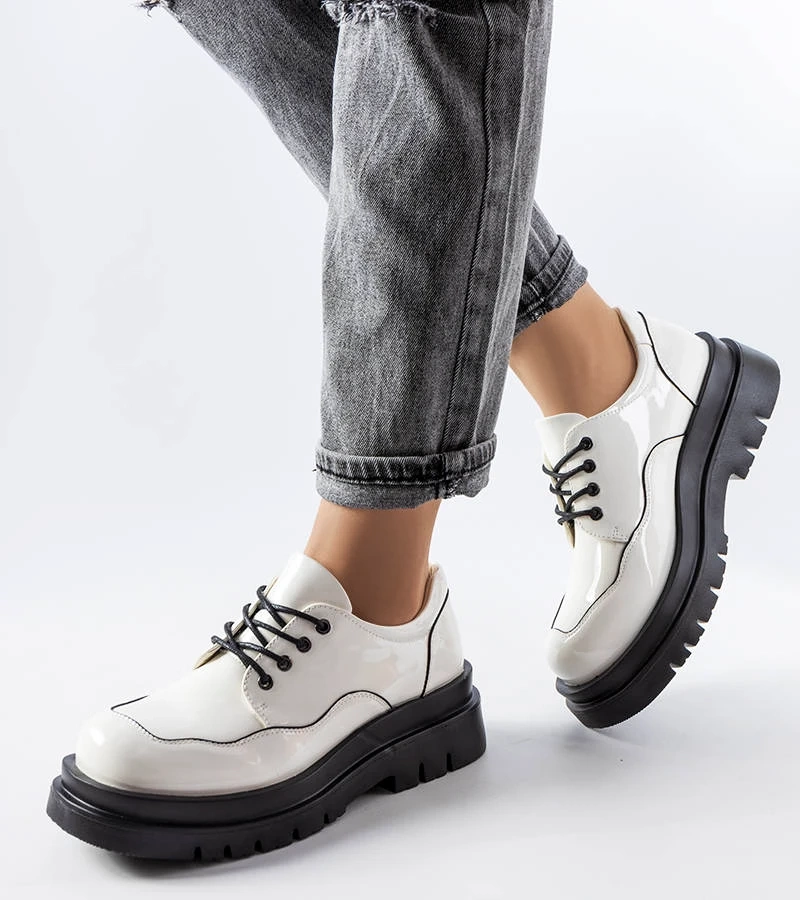 Białe masywne półbuty lakierowane