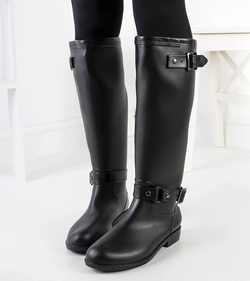 Czarne kalosze z kolorowym zamkiem