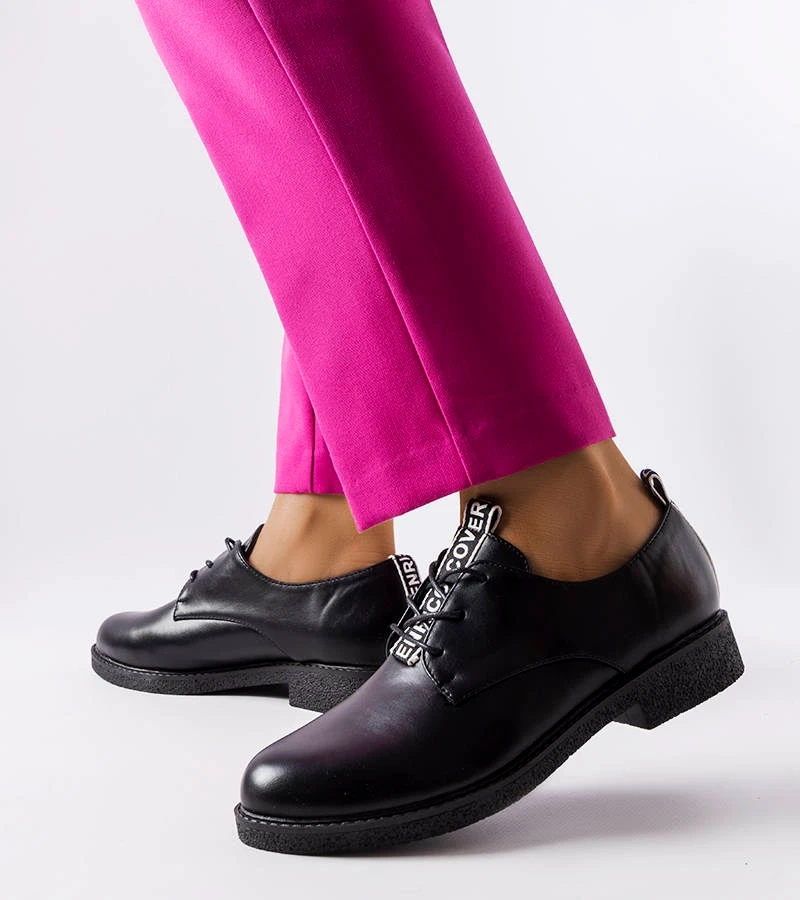 Czarne półbuty wiązane ze wstążką