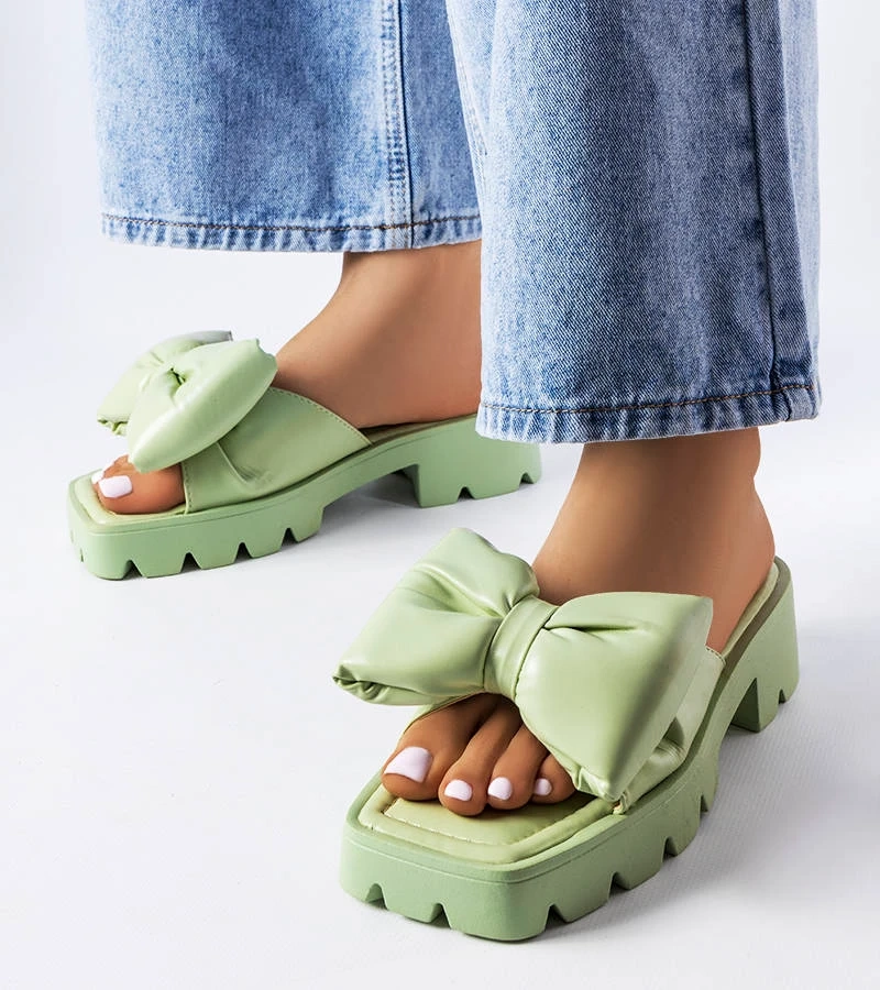 Zielone klapki zdobione kokardą na masywnej podeszwie