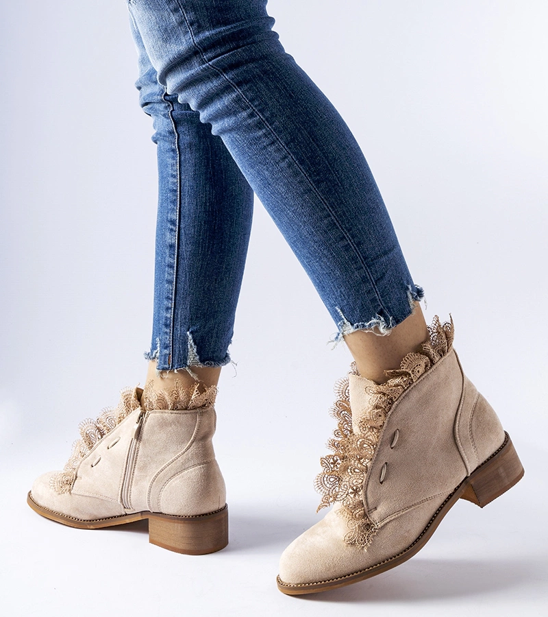 Beżowe botki z cyrkoniami i koronką