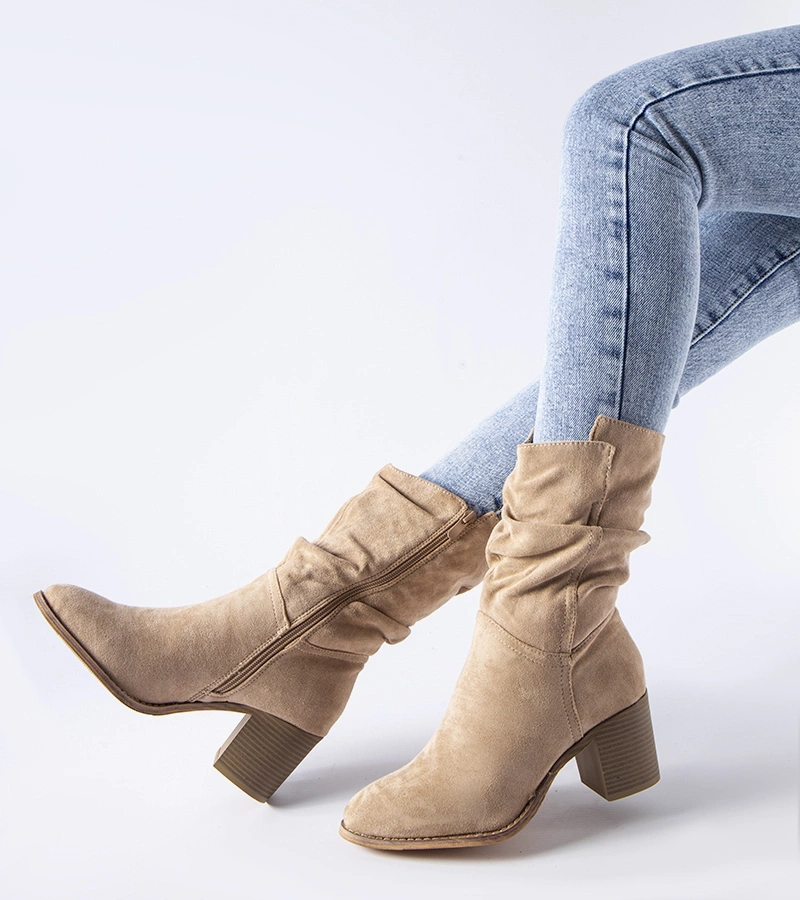 Beżowe ocieplane kowbojki na słupku