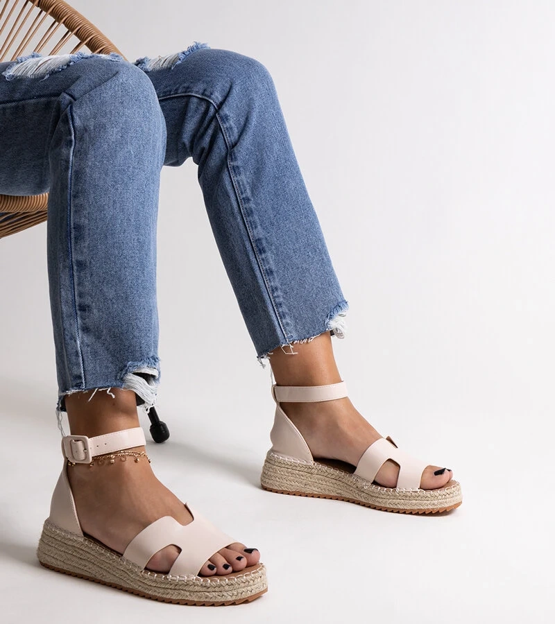 Beżowe sandałki na koturnie