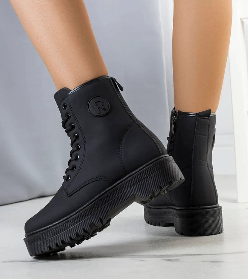 Czarne botki na wysokiej podeszwie