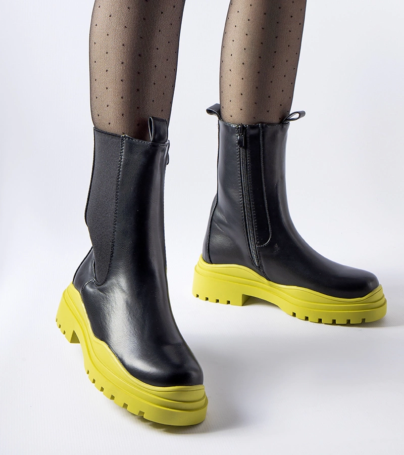 Czarne botki na kolorowej podeszwie