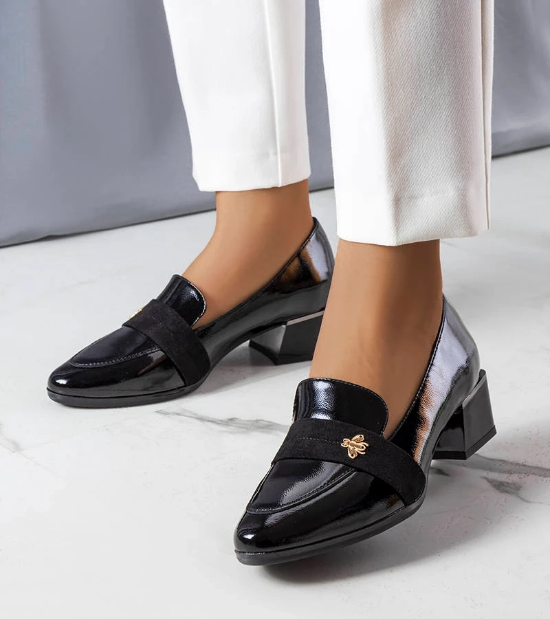 Czarne lakierowane półbuty