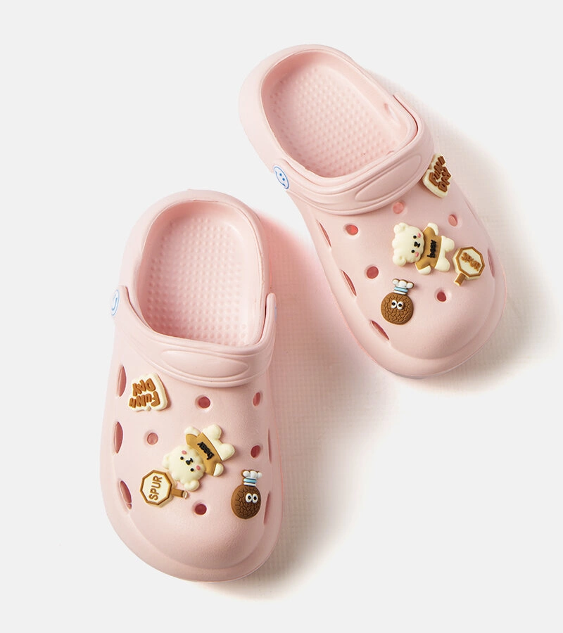 Niebieskie klapki z pianki z zakrytym noskiem