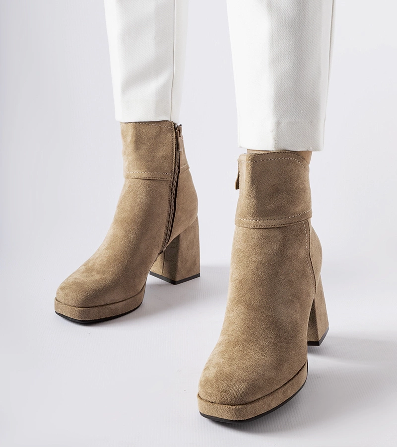 Szare botki na masywnym słupku