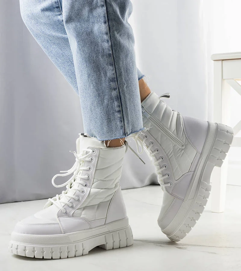 Białe botki typu śniegowce