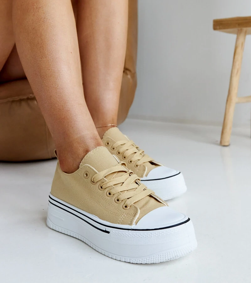 Ciemnobeżowe trampki na grubej podeszwie