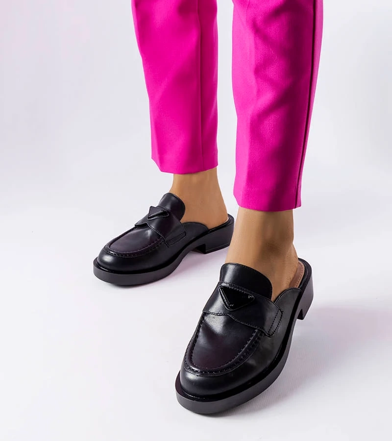 Czarne klapki z zabudowanym noskiem i metalową ozdobą