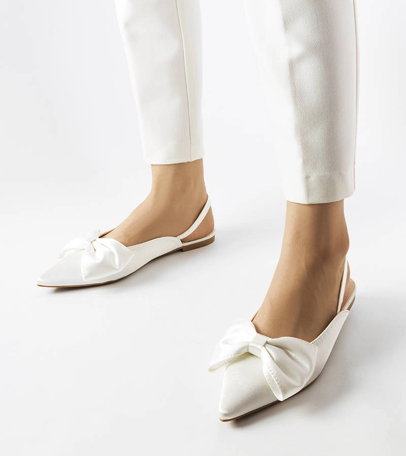 Białe baleriny z odkrytą piętą