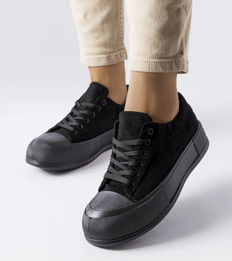 Czarne trampki na wysokiej podeszwie