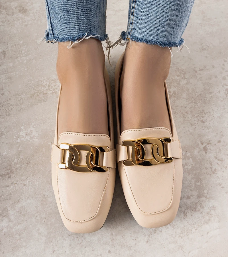 Hers Beżowe mokasyny z złotą ozdobą