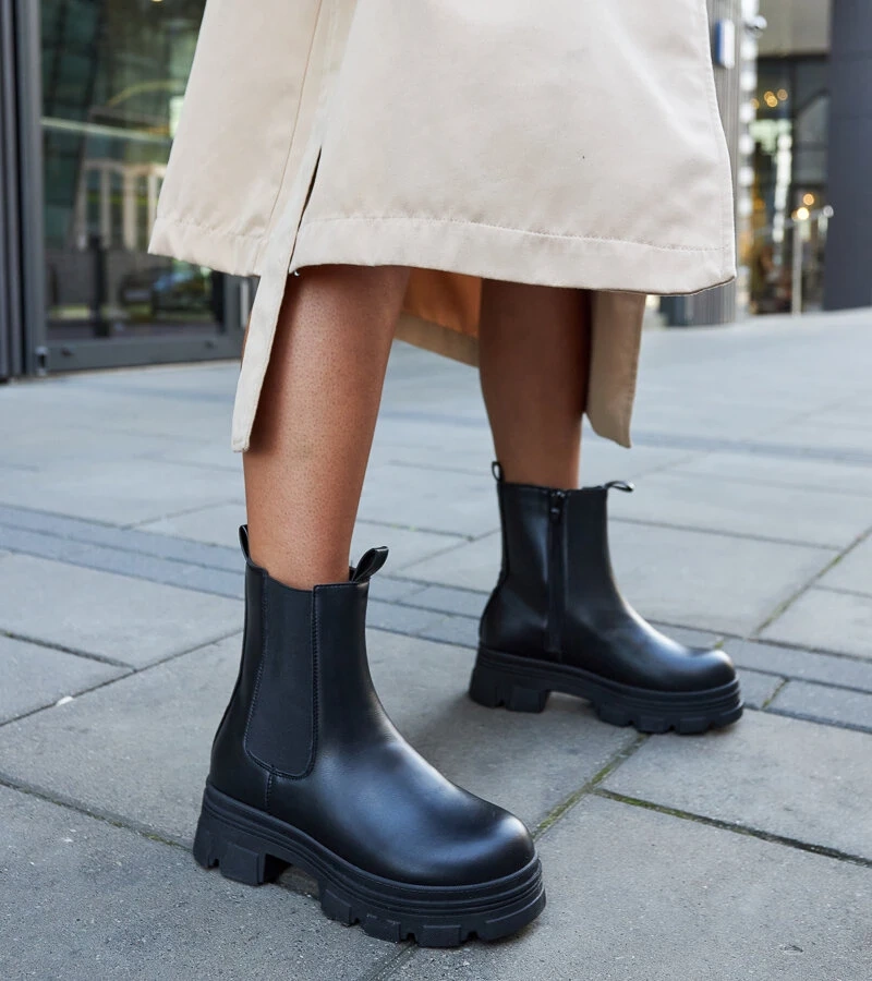 Czarne masywne ocieplane botki