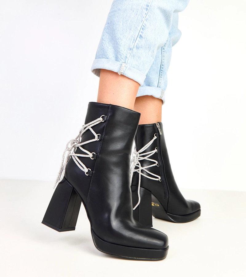 Hers Czarne botki na słupku zdobione cyrkoniami