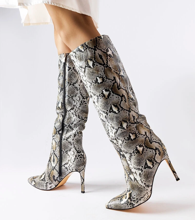 Czarne kozaki na szpilce w wężowy print