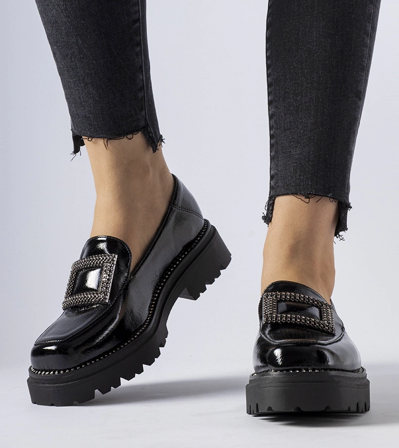 Czarne lakierowane mokasyny z cyrkoniami