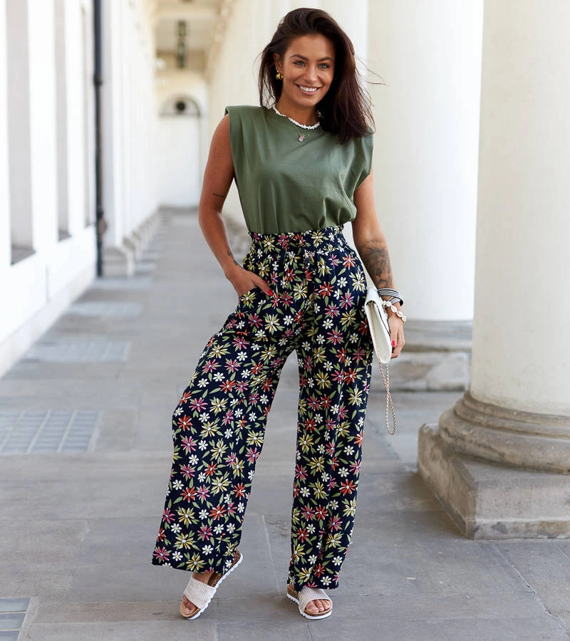 Czarne spodnie o swobodnym fasonie w kwiaty