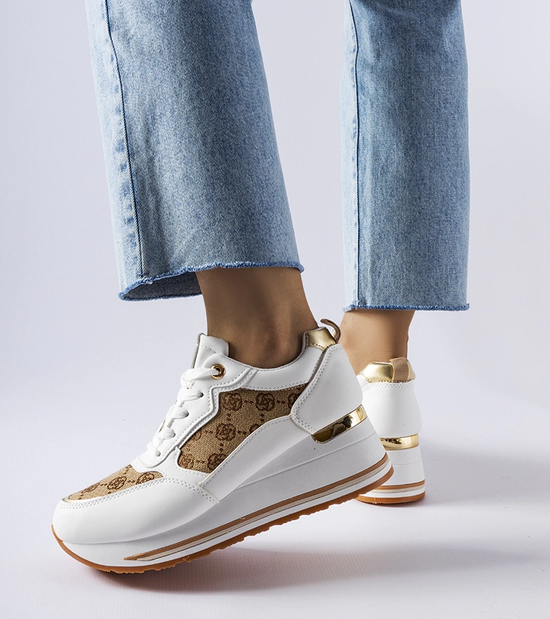 Białe sneakersy na koturnie z printem
