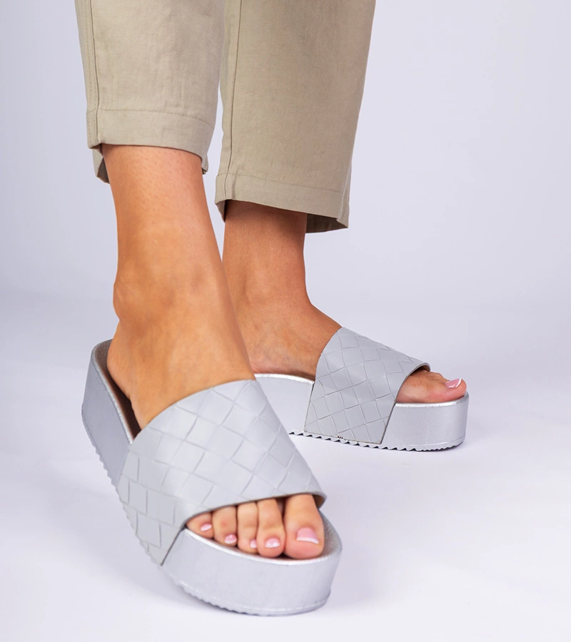 Hers Szare klapki z tłoczeniem