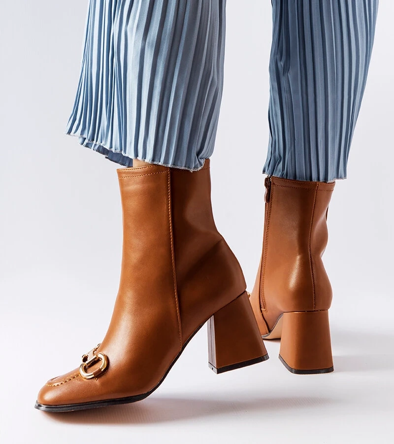 Brązowe botki na słupku