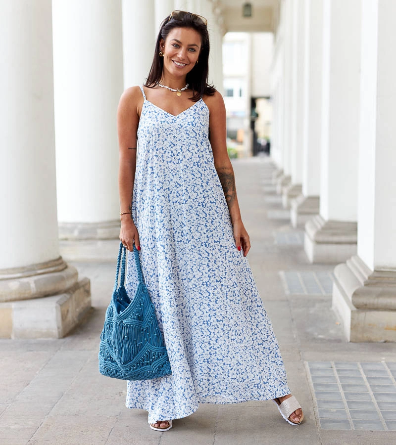 Niebieska sukienka na ramiączkach o luźnym kroju