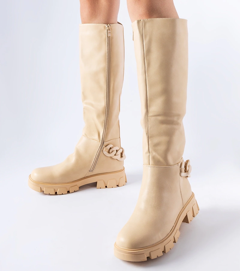 Beżowe płaskie kozaki z łańcuchem