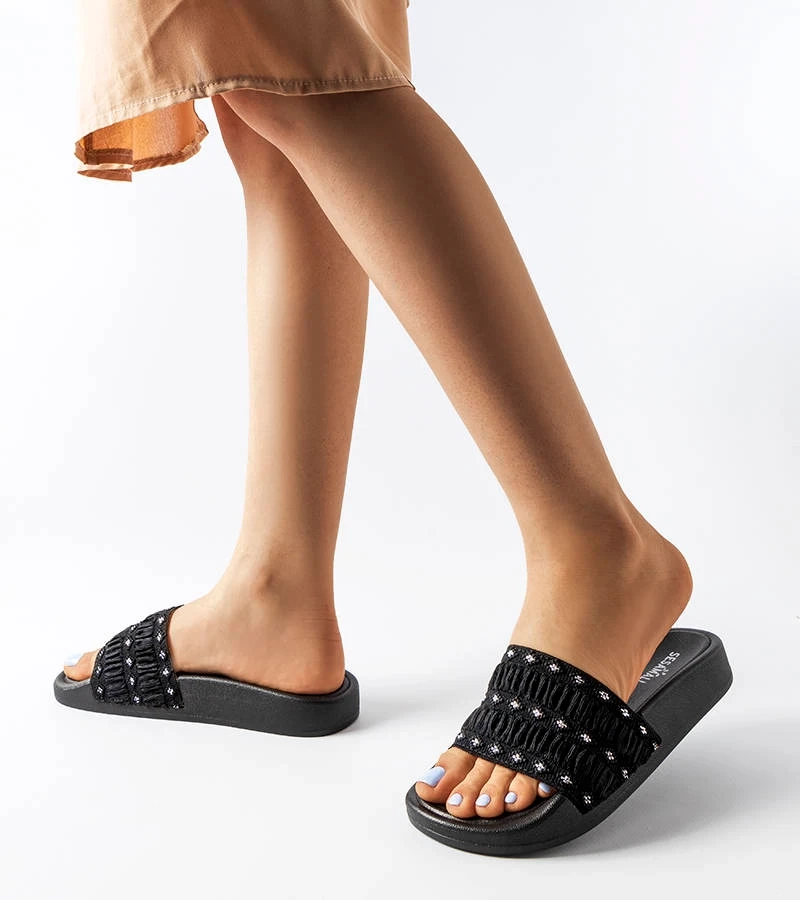 Białe ozdobne klapki