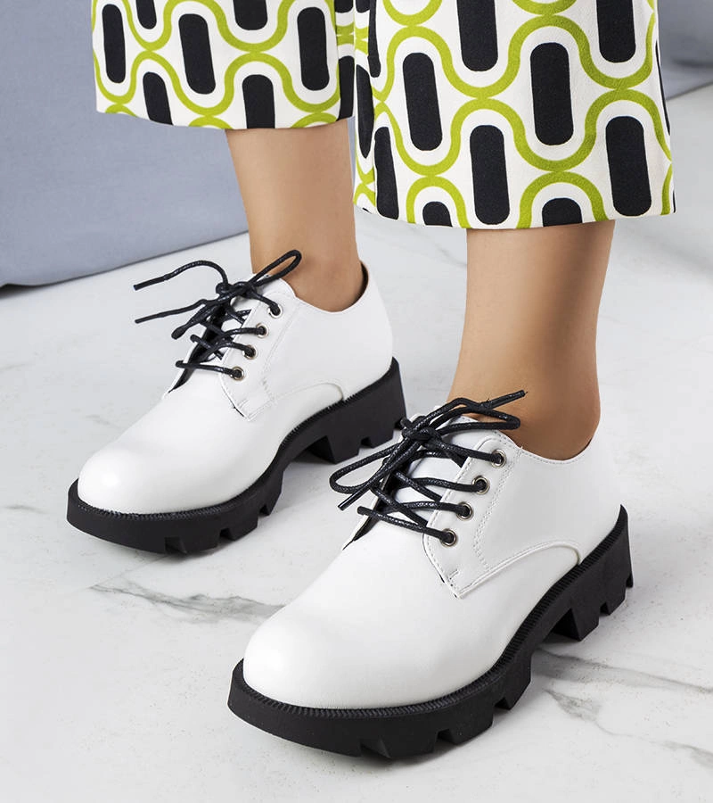 Białe półbuty wiązane