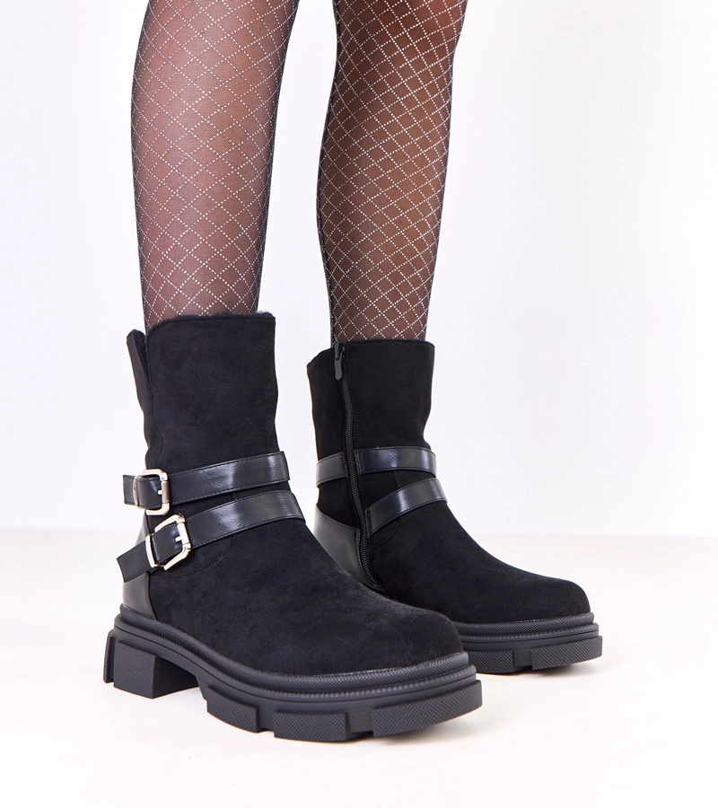 Hers Czarne botki ocieplane zdobione klamerkami