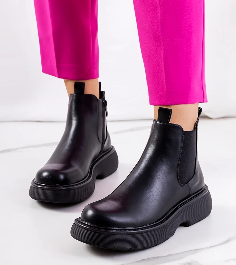 Czarne glany na grubej podeszwie