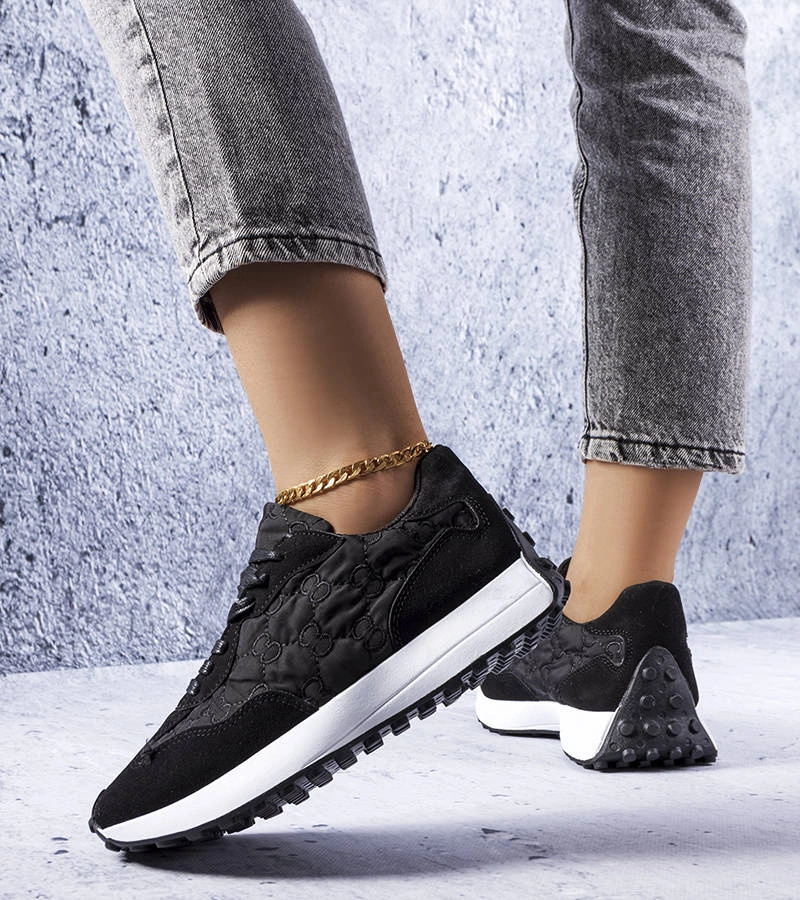 Czarne sneakersy z łączonych materiałów wyszywane monogramem