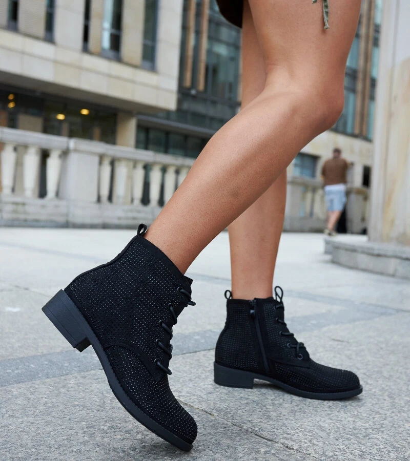 Czarne botki zdobione cyrkoniami