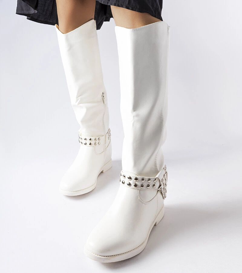 Białe kozaki na koturnie