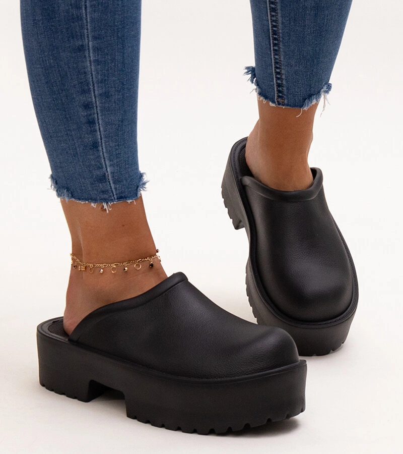 Czarne klapki na masywnej podeszwie