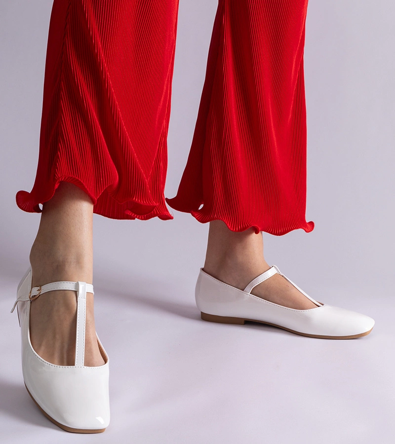 Hers Balerinki damskie białe lakierowane z zapięciem