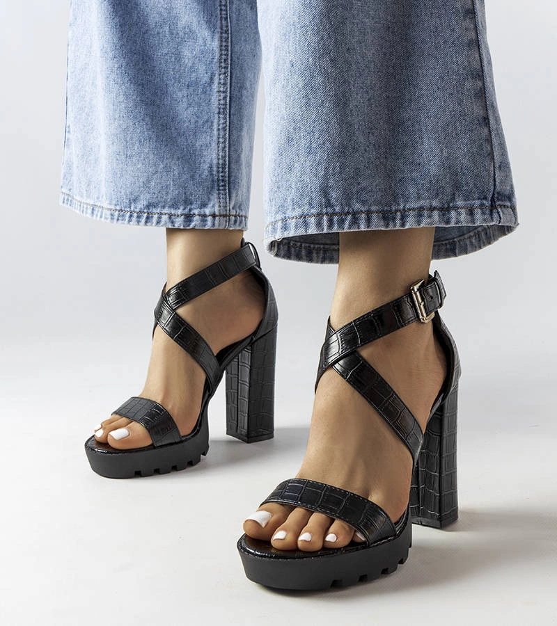 Czarne sandały na wysokim słupku