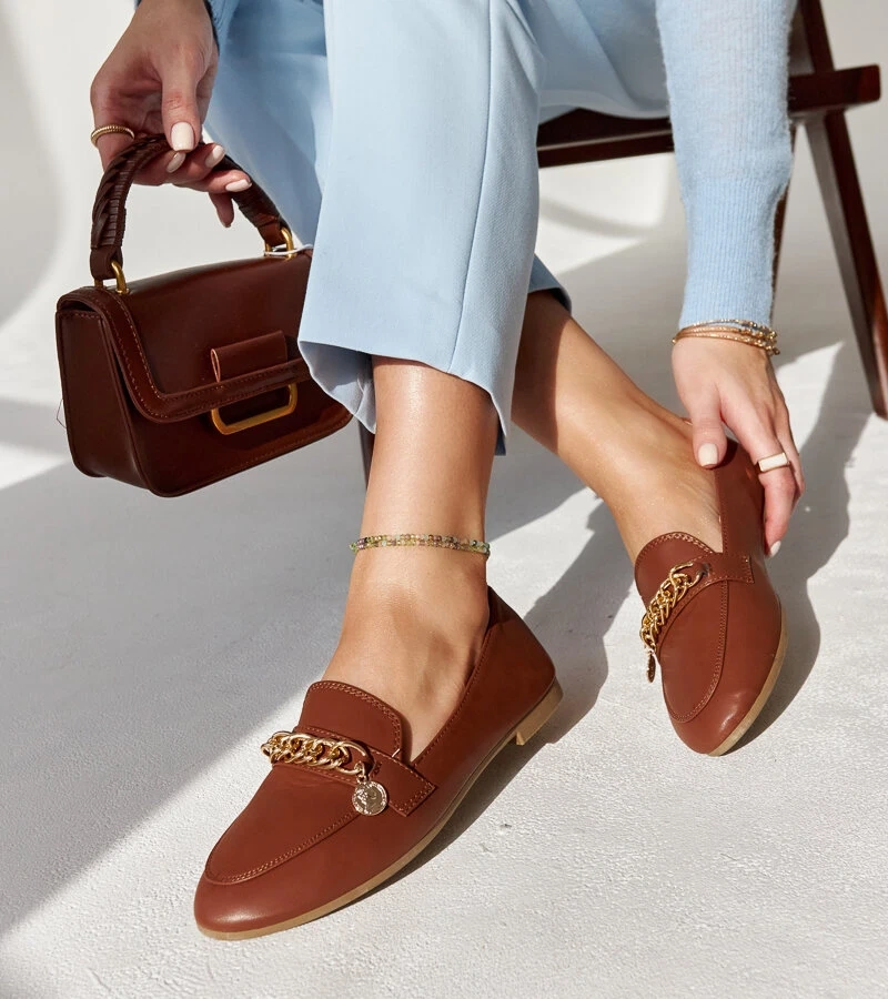 Brązowe mokasyny z łańcuszkiem