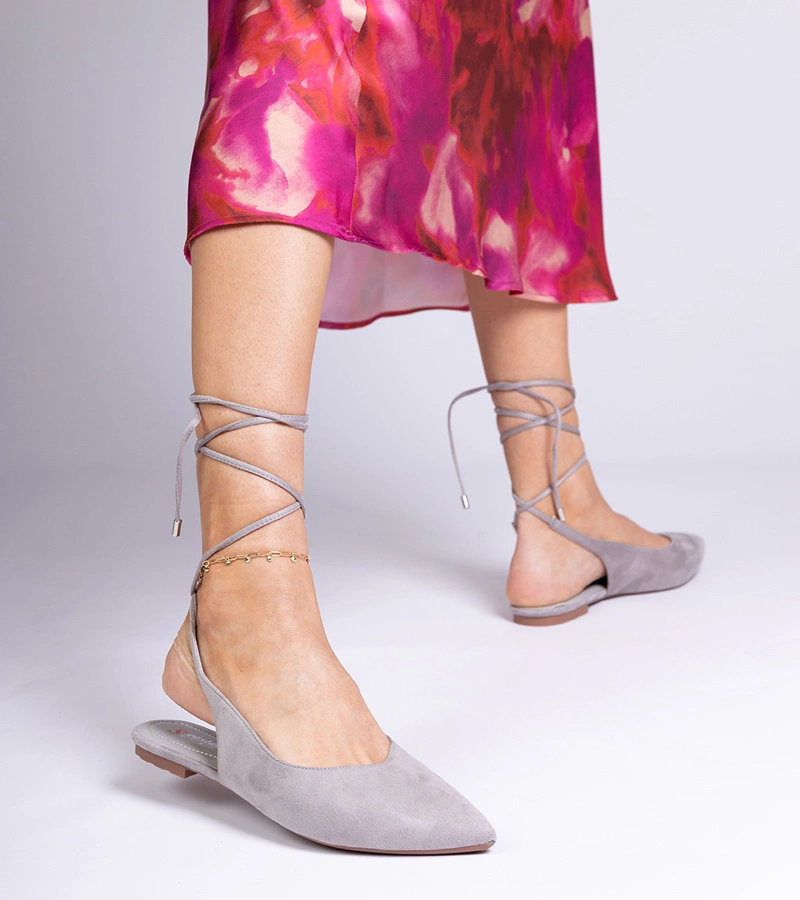 Hers Szare czółenka na płaskim obcasie wiązane na kostce