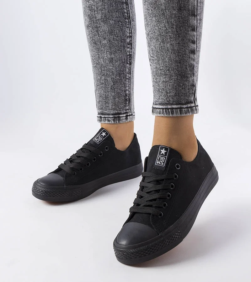 Czarne materiałowe trampki