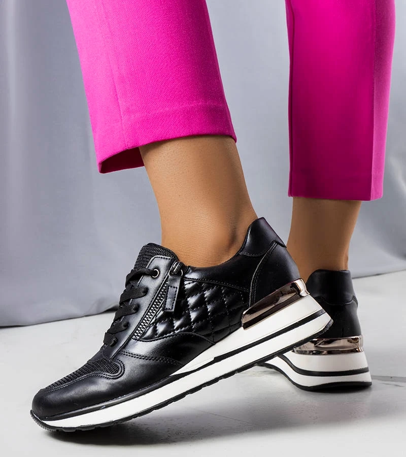 Czarno sneakersy na pogrubionej podeszwie